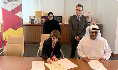 Personas firmando documentos